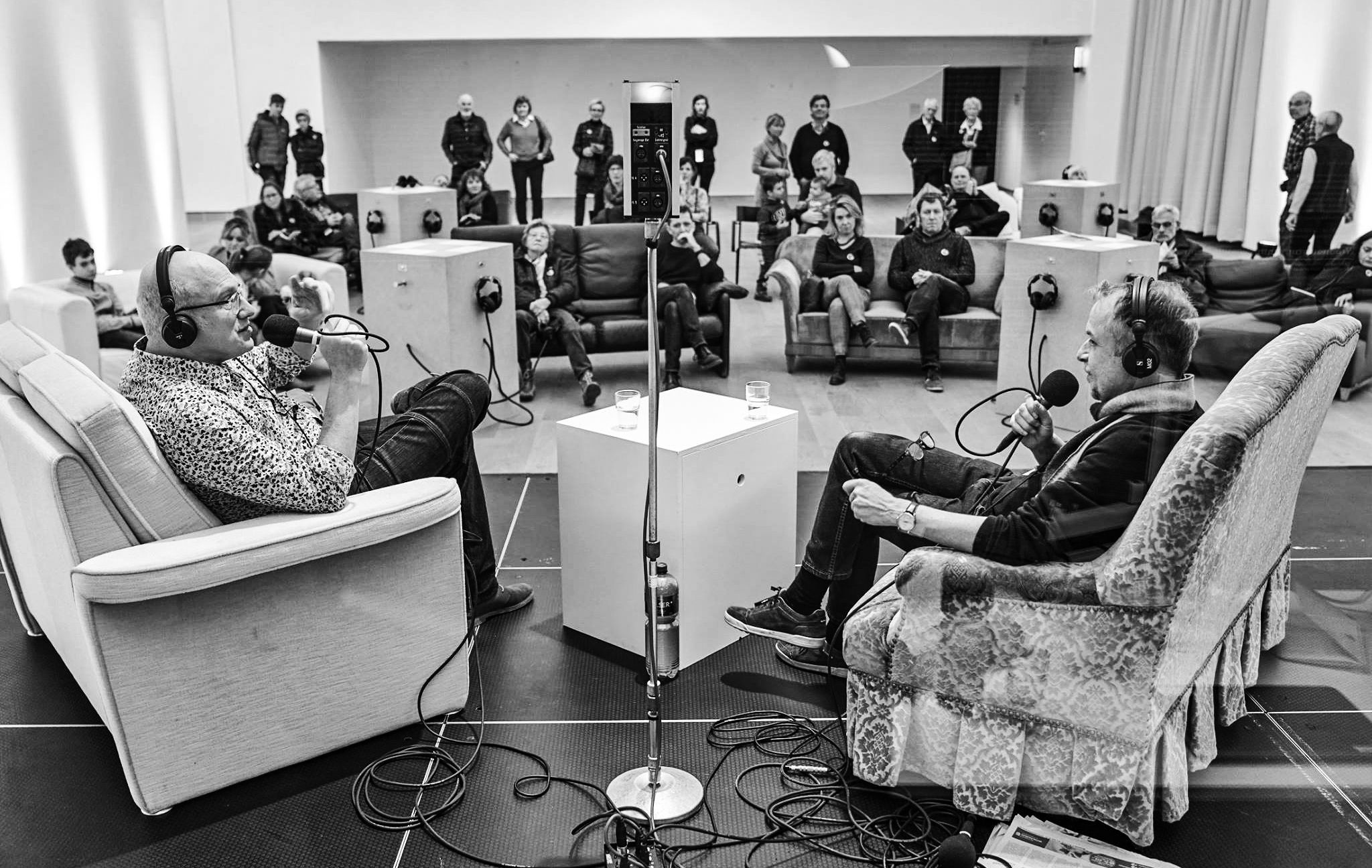 Eric Facon und ein Gast im Gespräch mit Zuschauer